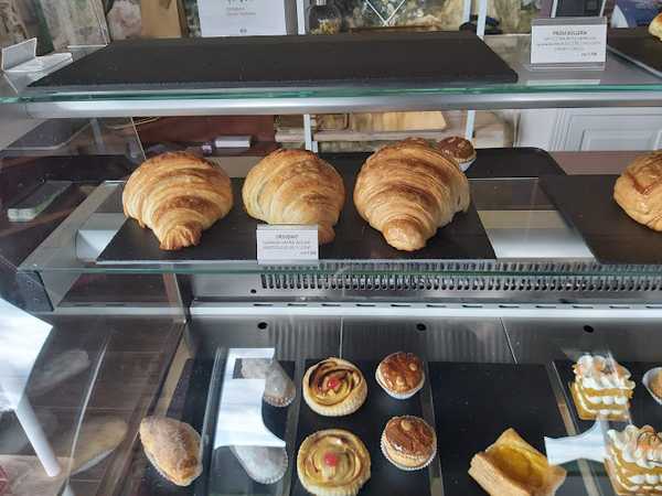 Fotografia tomada fuera de Obradores Nieves Barquera - Pastelería en Loza, Asturias