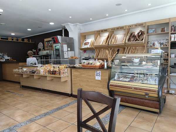 Fotografia tomada fuera de Ogi Berri Puiana Okindegia Gozotegia Kafetegia - Panadería en Irun, Gipuzkoa