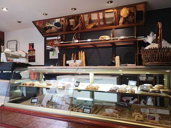 Fotografia tomada fuera de Pa i delícies - Pastelería en Sant Vicenç de Castellet, Barcelona