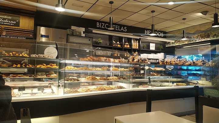 Fotografia tomada fuera de Paco Pastel - Pastelería en San Lorenzo de El Escorial, Madrid