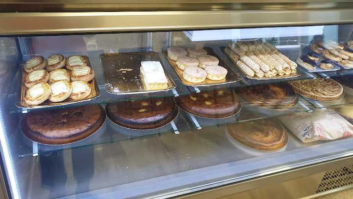 Fotografia tomada fuera de Pan Artesán De Palas Fornos Fernando Valín - Panadería en Palas de Rei, Lugo