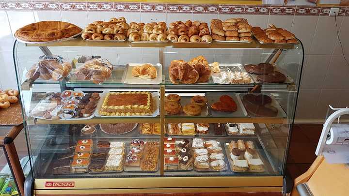 Fotografia tomada fuera de Panadería - Pastelería Besanes - Panadería en Los Corrales de Buelna, Cantabria