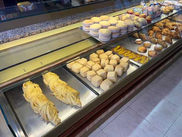Fotografia tomada fuera de panadería - pastelería Valentina - Panadería en Tona, Barcelona