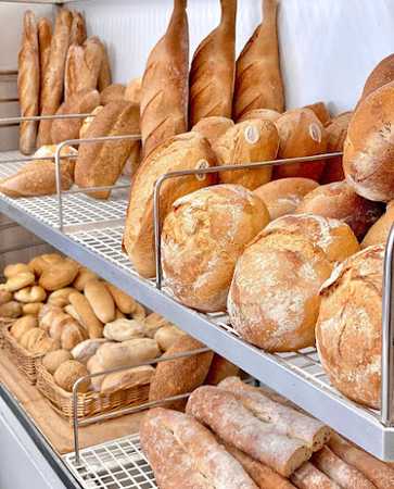 Fotografia tomada fuera de Panadería Can Torrent - Forn de pa en La Bisbal d'Empordà, Girona