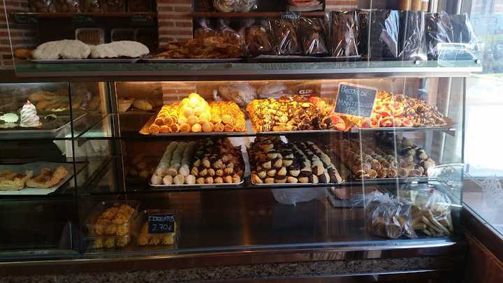 Fotografia tomada fuera de Panadería La Tahona de Nava - Store en Nava de la Asunción, Segovia