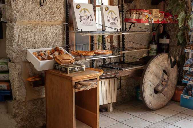 Fotografia tomada fuera de Panadería Agustín - Bakery en Esgos, Ourense
