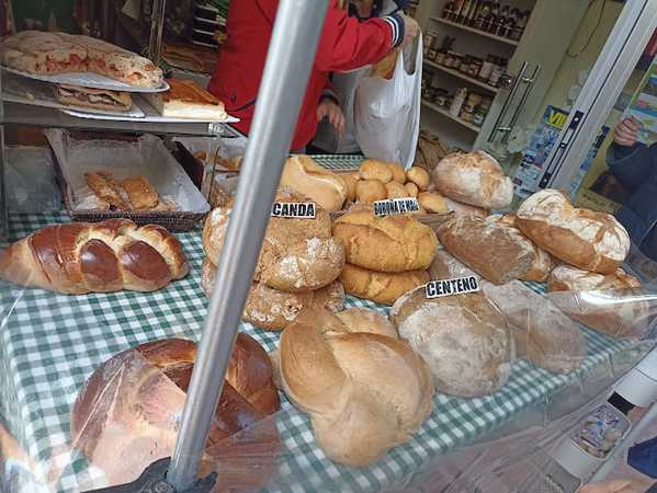 Fotografia tomada fuera de Panadería Ana Busto - Panadería en Grado, Asturias