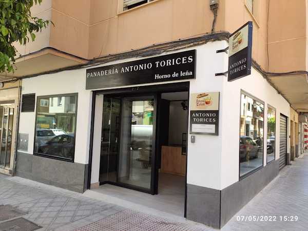 Fotografia tomada fuera de Panadería Antonio Torices - Panadería en Granada, Granada