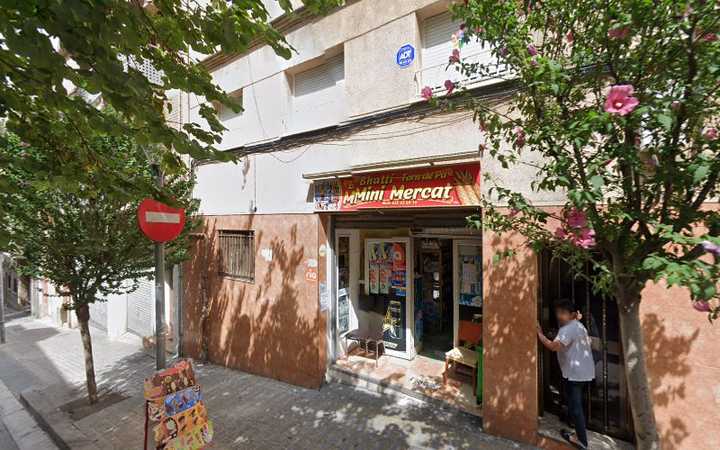 Fotografia tomada fuera de Bhatti Horno de Pan Mini Mercado - Forn de pa en Santa Coloma de Gramenet, Barcelona