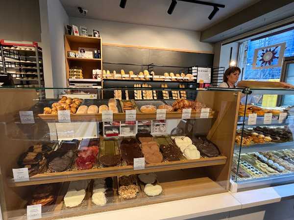 Fotografia tomada fuera de Bi by Jatera - Pastelería en Bilbao, Bizkaia