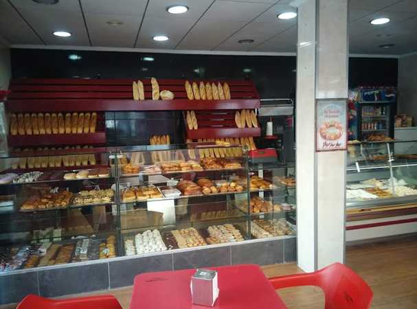 Fotografia tomada fuera de Panaderia Cafeteria ARTESANOS - Bakery en Alicante, Alicante