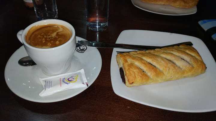 Fotografia tomada fuera de Panaderia Cafeteria El Chanclas - cafeterías en El Viso, Córdoba