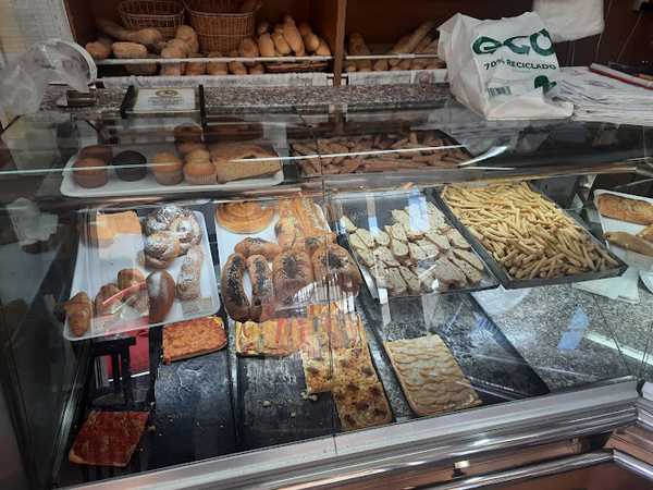 Fotografia tomada fuera de Panaderia Cafeteria Gil Cheza - Forn de pa en Villarreal, Castellón