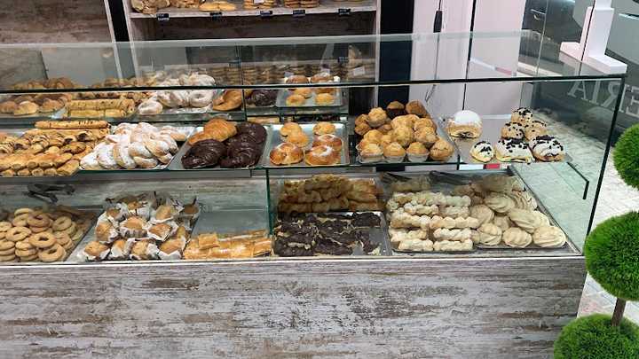 Fotografia tomada fuera de Panadería Califa - Panadería en Crevillent, Alicante
