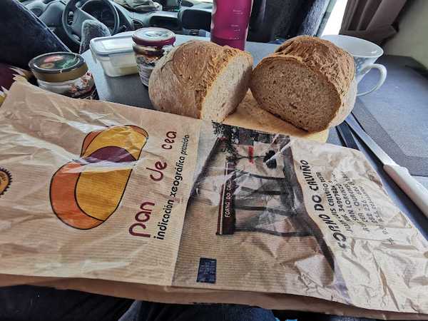 Fotografia tomada fuera de Panadería Calviño - Panadería en Cea, Ourense