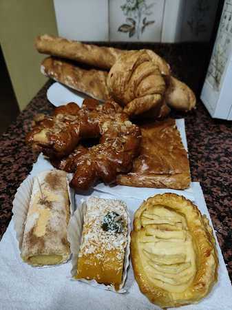 Fotografia tomada fuera de Panadería Cantora - Panadería en Avilés, Asturias