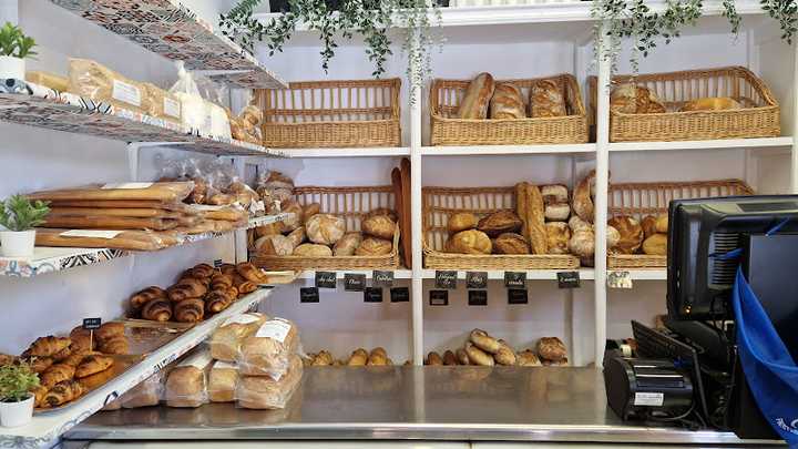 Fotografia tomada fuera de PANADERÍA CEREZUELA - 2 (Panes ecológicos y sin gluten) - Panadería en Barbastro, Huesca