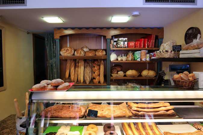 Fotografia tomada fuera de Panadería César Ascaso Garulo - Panadería en Ayerbe, Huesca