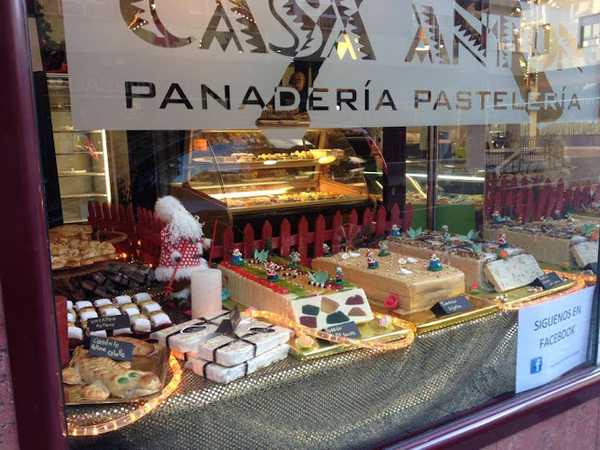Fotografia tomada fuera de Panadería Confitería Casa Antón - Panadería mayorista en Ujo, Asturias
