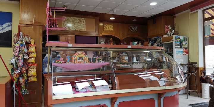 Fotografia tomada fuera de Panadería Confitería El Desquite - Panadería en Las Arenas, Asturias