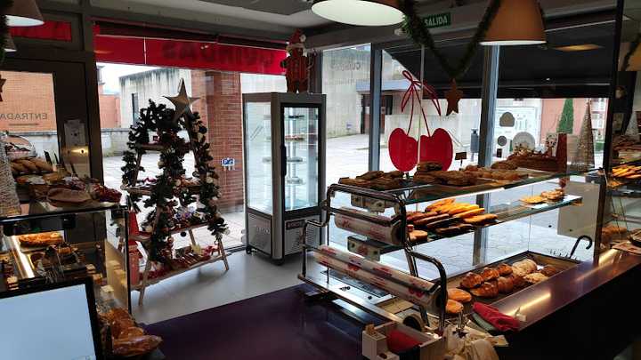 Fotografia tomada fuera de Panaderia Confiteria Guindas - Pastelería en ES, Asturias