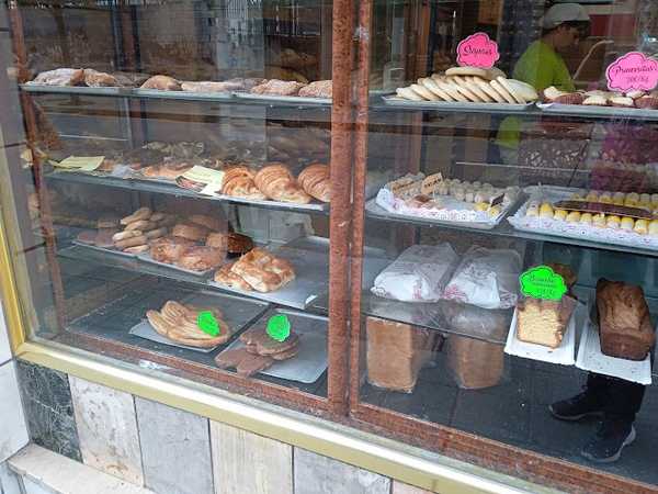 Fotografia tomada fuera de Panadería Confitería Pan Luis - Panadería en Gijón, Asturias