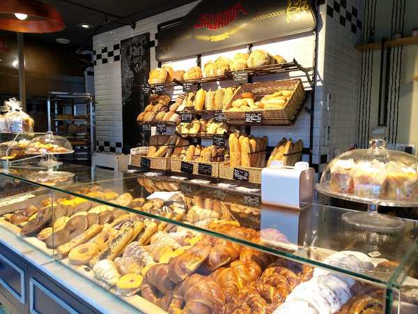 Fotografia tomada fuera de Panadería Confitería Salvador - Panadería en Nerja, Málaga