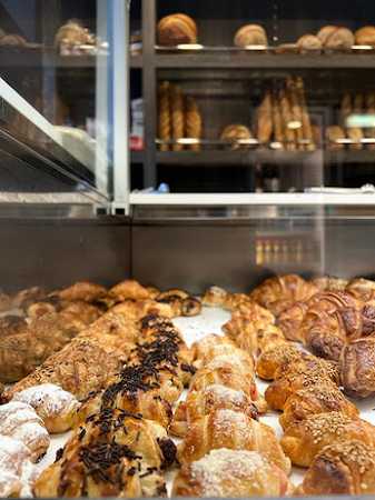 Fotografia tomada fuera de Panadería Degustación Camprodon - Forn de pa en Vic, Barcelona