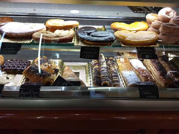 Fotografia tomada fuera de Panadería Del Rosal - Panadería en Almería, Almería