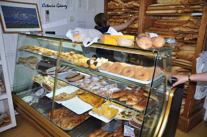 Fotografia tomada fuera de Panadería Eduardo Gómez Alonso y Hermanos - Panadería en Serradilla, Cáceres