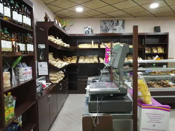 Fotografia tomada fuera de Panadería El Polígono - Panadería en Baena, Córdoba