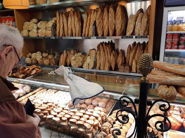 Fotografia tomada fuera de Panadería Fleca Artesana Gisbert - Forn de pa en Badalona, Barcelona