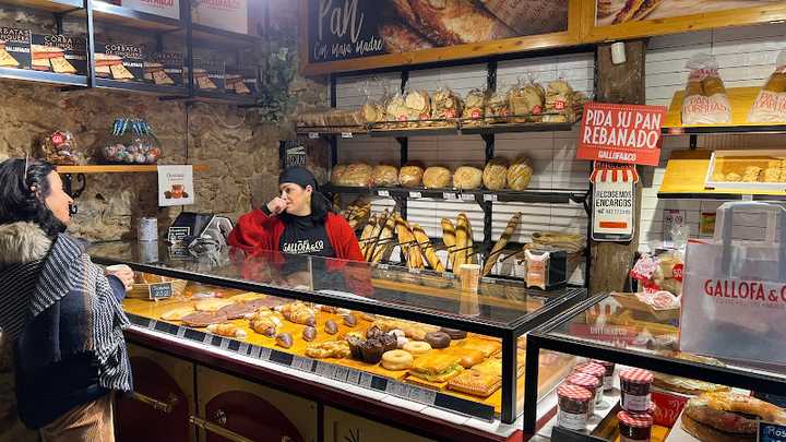 Fotografia tomada fuera de Panadería Gallofa&Co - Panadería en Comillas, Cantabria