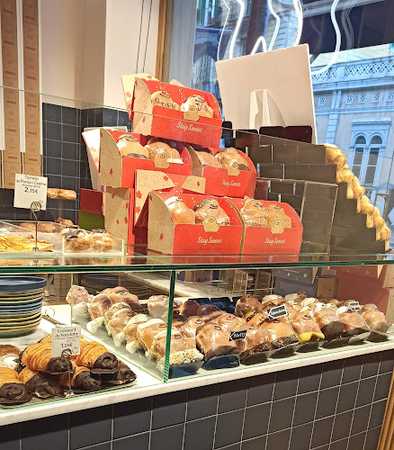 Fotografia tomada fuera de Boldú Pau Claris - Tienda de donuts en Barcelona, Barcelona