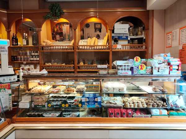 Fotografia tomada fuera de Panadería Guardiola - Panadería en Villena, Alicante