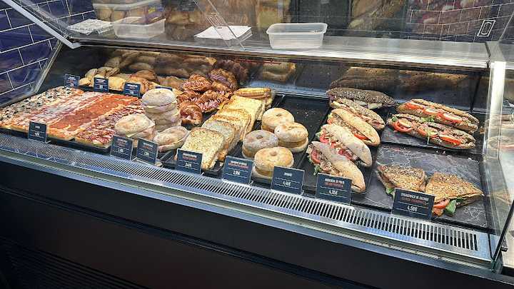 Fotografia tomada fuera de Bombon Boss - cafeterías en San Fernando, Cádiz