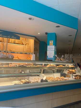 Fotografia tomada fuera de Panadería Isabel - Panadería en Paracuellos de Jarama, Madrid