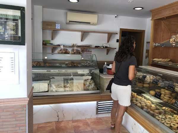 Fotografia tomada fuera de Panadería La Artesana - Panadería en Alcalá del Júcar, Albacete