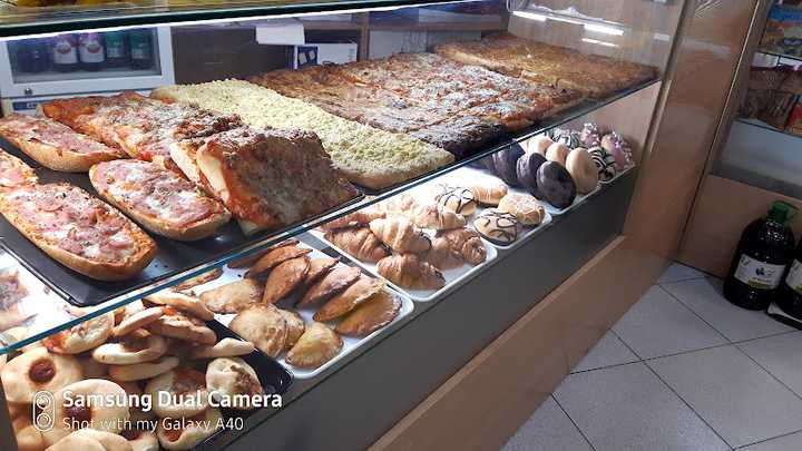 Fotografia tomada fuera de Panaderia la bruixa dolça - Forn de pa en Crevillent, Alicante