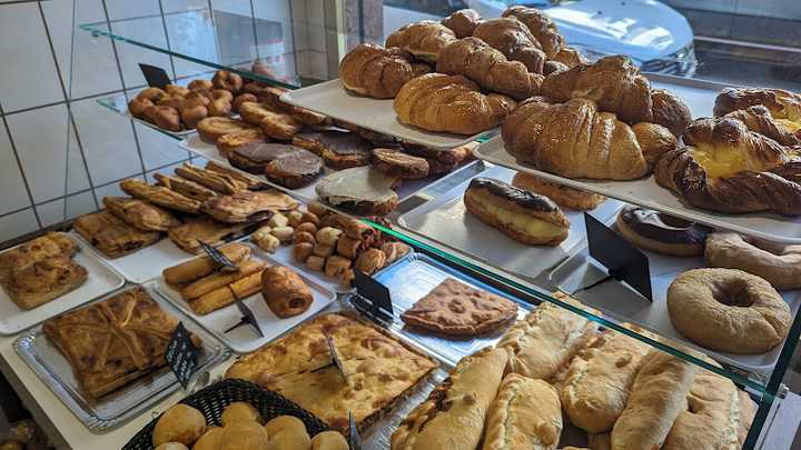 Fotografia tomada fuera de Panadería La Nueva San Andrés - Panadería en El Entrego, Asturias