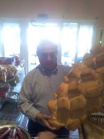 Fotografia tomada fuera de Panadería La Paz- Horno de leña - Panadería en Alcolea, Córdoba