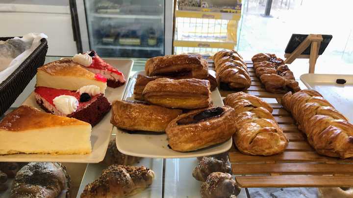 Fotografia tomada fuera de Panadería La Petita Adena - Panadería en Sant Vicenç dels Horts, Barcelona