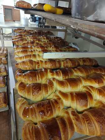 Fotografia tomada fuera de Panaderia La Rapida - Panadería en Entrago, Asturias