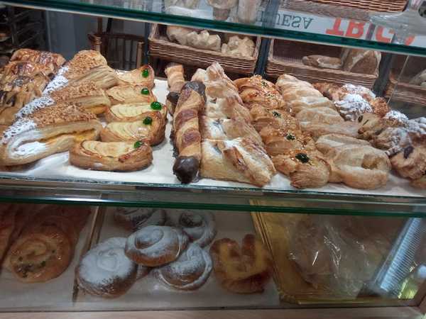 Fotografia tomada fuera de Panadería La Tahona de Esther - Panadería en Plasencia, Cáceres