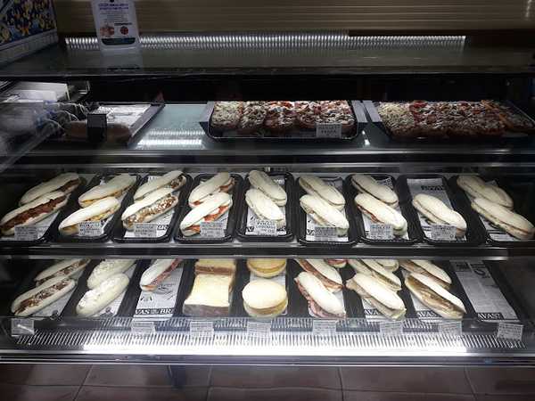 Fotografia tomada fuera de Panadería Las mil delicias - Panadería en Isla Cristina, Huelva