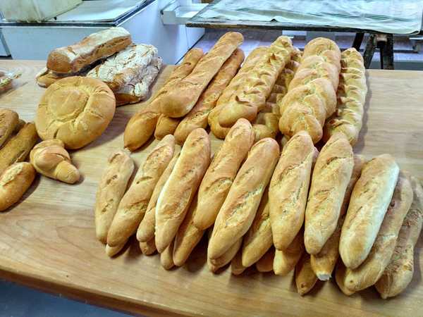 Fotografia tomada fuera de Panadería Laura Muñiz - Panadería en Colloto, Asturias