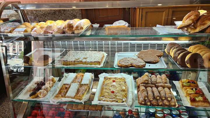 Fotografia tomada fuera de Panadería Liébana - Panadería en Ponferrada, León