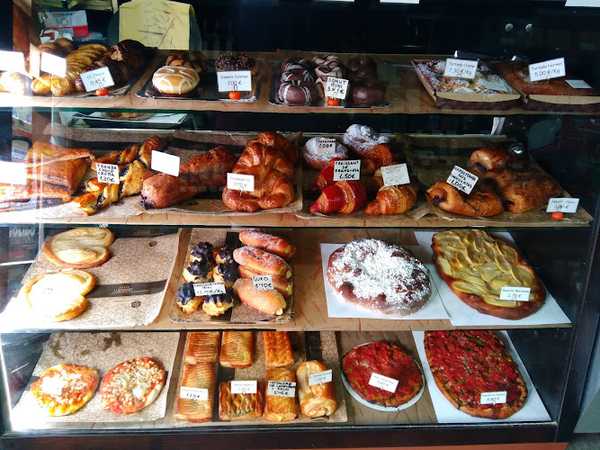 Fotografia tomada fuera de Panadería Llombart - Panadería en Alcañiz, Teruel
