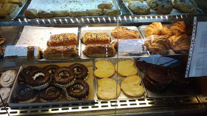 Fotografia tomada fuera de Panadería Los Almendros - Panadería en Granada, Granada