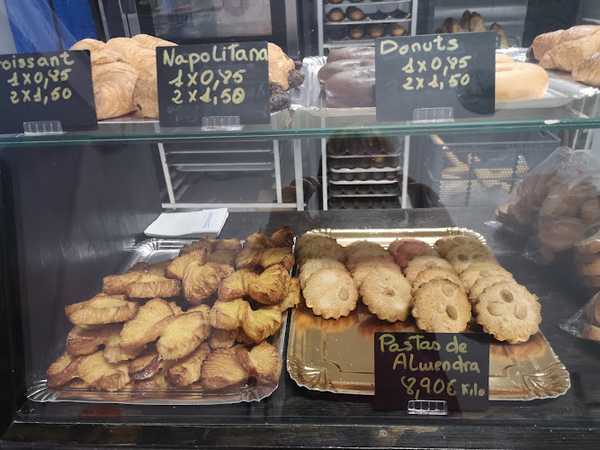 Fotografia tomada fuera de Panadería Los Marineros - Panadería en Castro-Urdiales, Cantabria